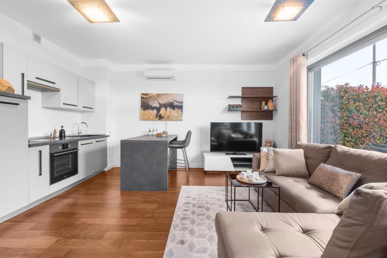 Luxury New Apartment With Private Garden Near The Beach! ポレッチ エクステリア 写真