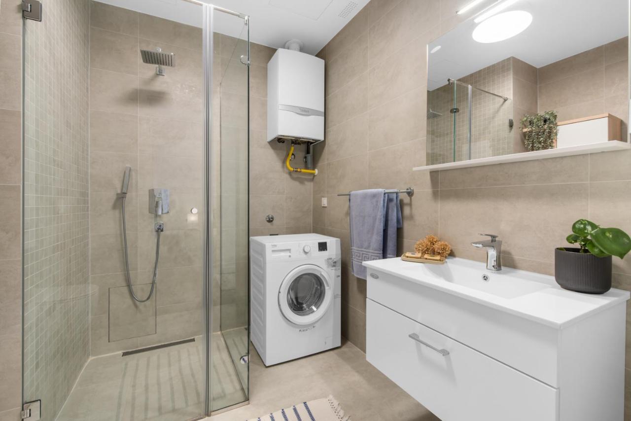 Luxury New Apartment With Private Garden Near The Beach! ポレッチ エクステリア 写真